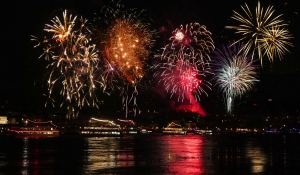 Feuerwerk über einem Fluss in der Nacht.