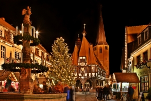 Historische Altstadt bei Nacht mit Weihnachtsbaum und beleuchteten Gebäuden.