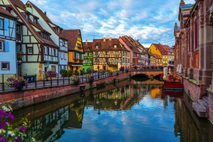 Fachwerkhäuser und Brücke an einem Kanal bei Sonnenuntergang