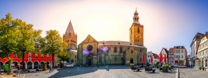 Sankt Petri Dom in Soest, umgeben von historischen Fachwerkhäusern und Straßencafés in der Altstadt von Soest, Nordrhein-Westfalen, Deutschland.
