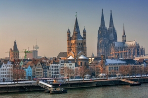 Kölner Dom und Rhein im Winter, mit Schnee bedeckten Gebäuden in Köln, Nordrhein-Westfalen.