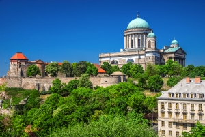 Basilika und alte Festung auf Hügel mit Bäumen und historischem Gebäude im Vordergrund