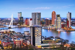 Blick auf die Skyline von Rotterdam in Südholland mit der Erasmusbrücke im Hintergrund.