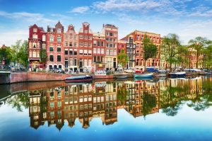 Traditionelle holländische Häuser mit Giebelfassaden an einem Kanal in Amsterdam, Nordholland, Niederlande.