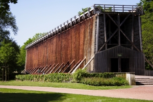Ein Gradierwerk im Park an einem sonnigen Tag.