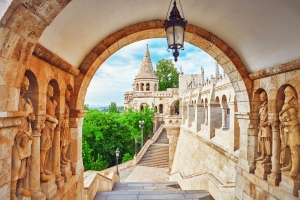 Architektur mit Skulpturen und Blick auf Fischereibastei in Budapest.