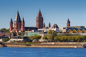 Mainz am Rhein mit dem markanten Dom und umliegenden Gebäuden entlang der Uferpromenade.
