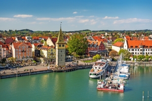 Hafen von Lindau mit Mangturm und Booten am Bodensee an einem sonnigen Tag