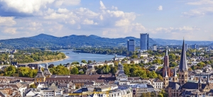 Panorama von Bonn mit dem Rhein und Siebengebirge im Hintergrund.