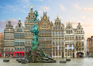Blick auf den Brabobrunnen vor historischen Gebäuden am Grote Markt in Antwerpen.