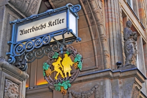 Schild von Auerbachs Keller an einem historischen Gebäude mit Verzierung.