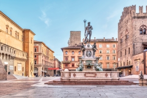 Piazza mit Neptunbrunnen und historischen Gebäuden in Bologna.