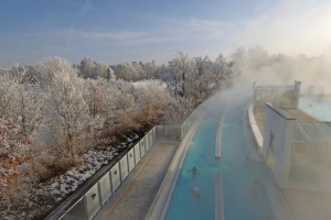 Außenbecken der Europa-Therme bei frostiger Umgebung und aufsteigendem Dampf.