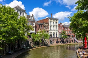 Historische Gebäude und Kanal in Utrecht bei sonnigem Wetter.
