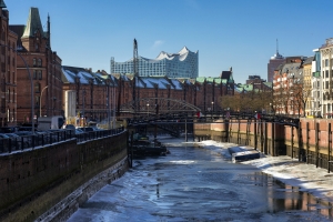 Winterliche Stadtansicht von Hamburgs Speicherstadt mit der Elbphilharmonie im Hintergrund.