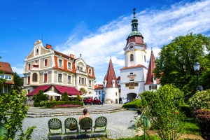 Stadtplatz mit historischer Kirche und alten Gebäuden bei klarem Himmel