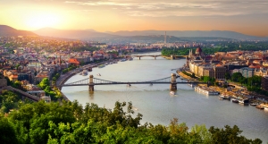 Panoramablick auf Budapest mit der Donau und Brücken im Sonnenuntergang.
