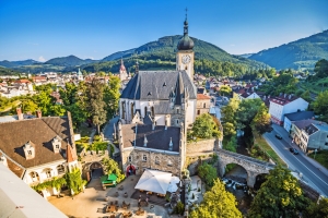 Historische Kirche und Berglandschaft bei klarem Himmel.