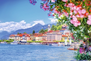Stadtansicht von Bellagio am Comer See mit Blumen im Vordergrund.
