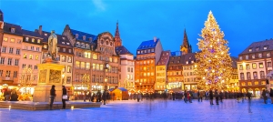 Weihnachtsmarkt am Place Kléber in Straßburg bei Abenddämmerung