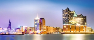 Beleuchtete Skyline von Hamburg mit Elbphilharmonie bei Nacht.