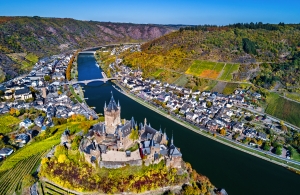 Luftaufnahme von Burg Cochem an der Mosel in herbstlicher Landschaft.