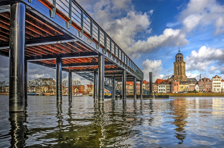 Brücke über einem Fluss mit einer Kirche im Hintergrund.