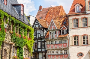 Fachwerkhäuser mit Blumen und blauen Himmel im Hintergrund