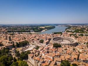 Luftaufnahme einer antiken Arena in einer Stadt mit Fluss im Hintergrund.