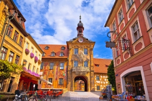 Historisches Gebäude mit kunstvoll bemalter Fassade im Stadtzentrum.