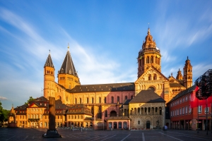 Mainzer Dom bei Sonnenuntergang, frontal, blauer Himmel im Hintergrund