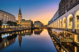 Gebäude und Wasserkanal in Hamburg bei Sonnenuntergang.