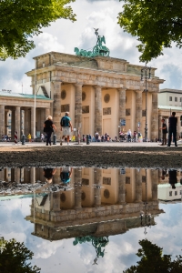 Brandenburger Tor mit Spiegelung in einer Pfütze.