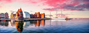 Hafen von Stralsund mit Segelbooten, Lotsenhaus und Blick auf die Ostsee bei Sonnenuntergang in der Hansestadt Mecklenburg-Vorpommern, Deutschland.