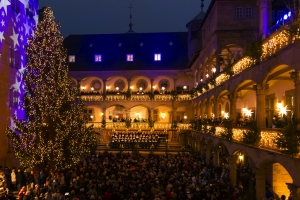 Eröffnung des Stuttgarter Weihnachtsmarkts am Alten Schloss mit festlichem Baum und Menschenmenge.