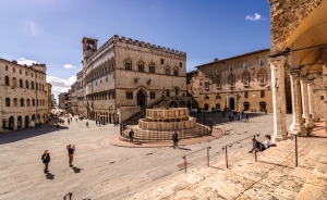 Platz mit historischer Architektur und Springbrunnen bei sonnigem Himmel