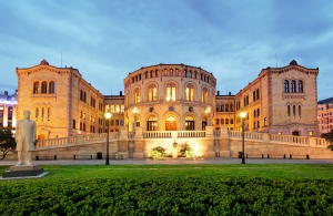 Historisches Gebäude bei Dämmerung, beleuchtet von Straßenlaternen.