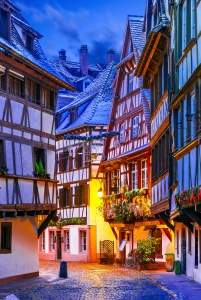 Fachwerkhäuser in einer malerischen, engen Altstadtstraße bei Abenddämmerung.