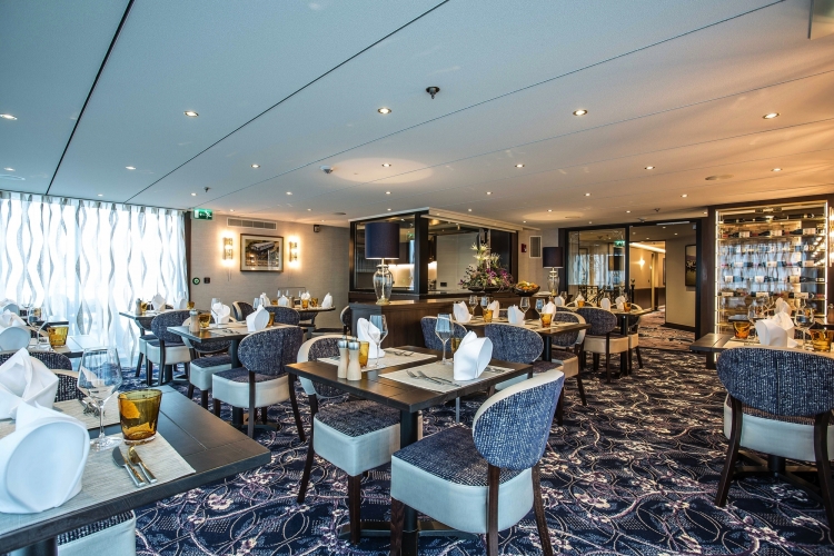 Elegantes Bistro mit gedeckten Tischen und modernem Dekor.