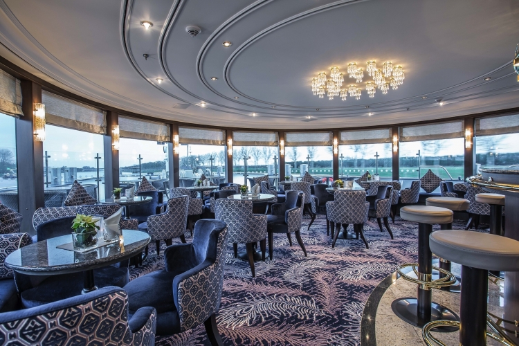 Eleganter Speiseraum mit Polstersesseln und Panoramablick.