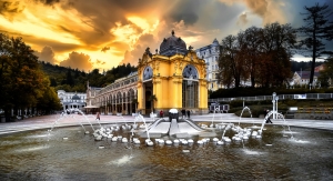 Kolonnade mit Fontänen in Marienbad, Tschechien bei Sonnenuntergang im Winter.