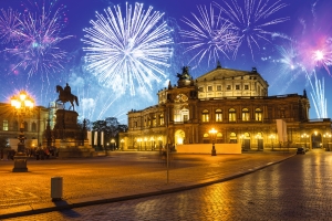 Neujahrsfeuerwerk über der historischen Semperoper in Dresden bei Nacht.
