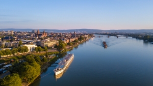 Panorama von Mainz mit Blick auf den Rhein und Brücken.