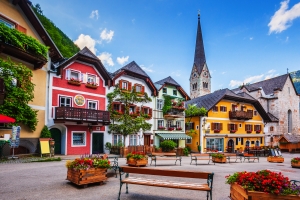 Bunte Gebäude und Kirche auf einem malerischen Platz bei sonnigem Wetter.
