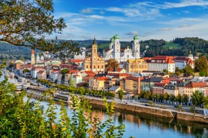 Stadtansicht von Passau mit Fluss und Kirchen im Hintergrund