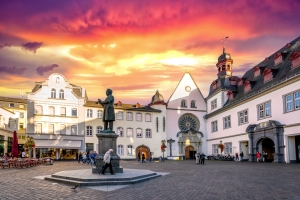 Altstadt von Koblenz bei Sonnenuntergang mit historischem Gebäudeensemble und zentralem Platz.