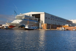Kreuzfahrtschiff vor der Meyer Werft in Papenburg am Wasser.