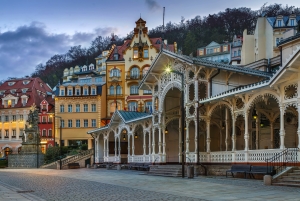 Historische Gebäude mit Veranda in einer europäischen Altstadt am Abend.