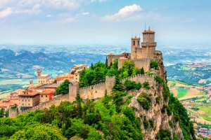 Burg auf einem Hügel mit Aussicht auf eine weite Landschaft im Hintergrund