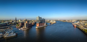 Panoramaansicht der Elbphilharmonie und der Hamburger HafenCity bei Sonnenuntergang.
